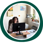 Věra Štanclová sedí u&nbsp;počítače ve&nbsp;své fyzioterapeutické ordinaci v&nbsp;Dubicku